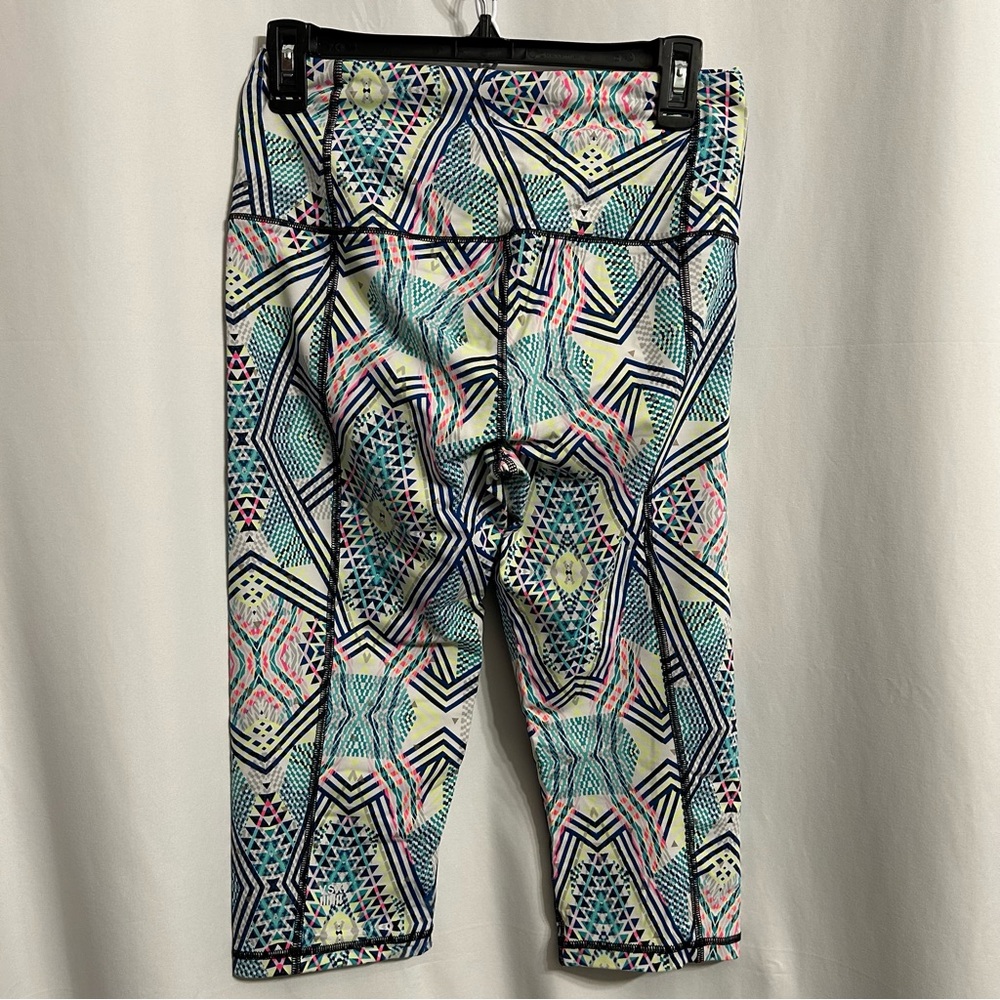 Geometric Patterned Capri Leggings - image 2